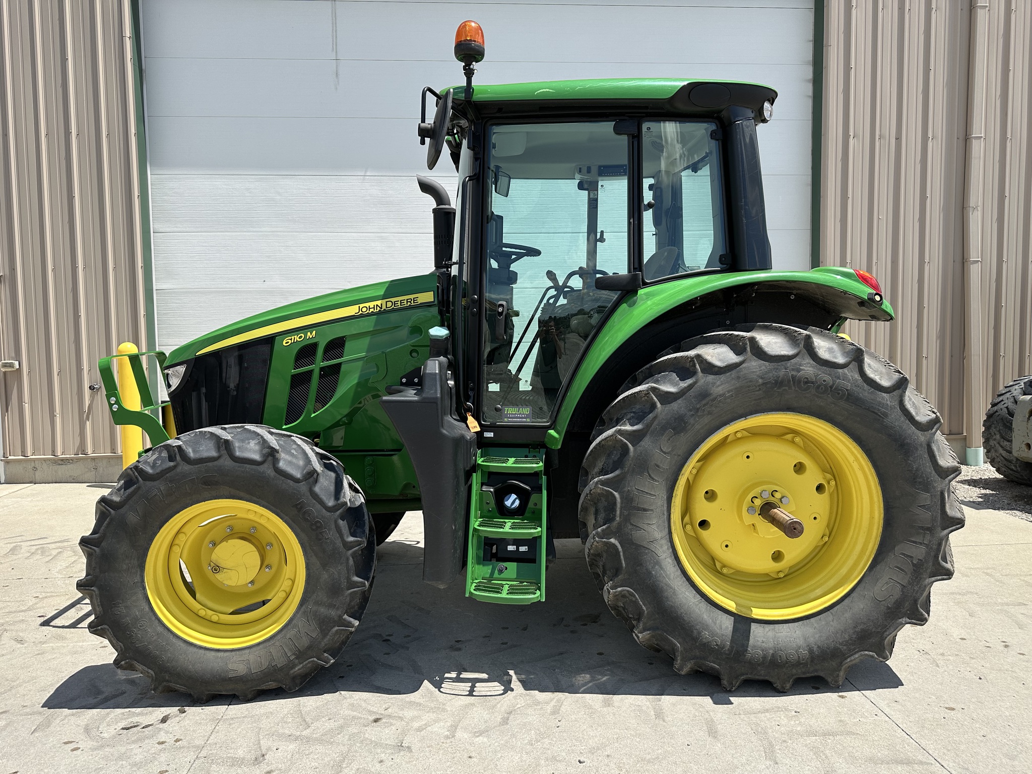 2022 John Deere 6110M Image 2