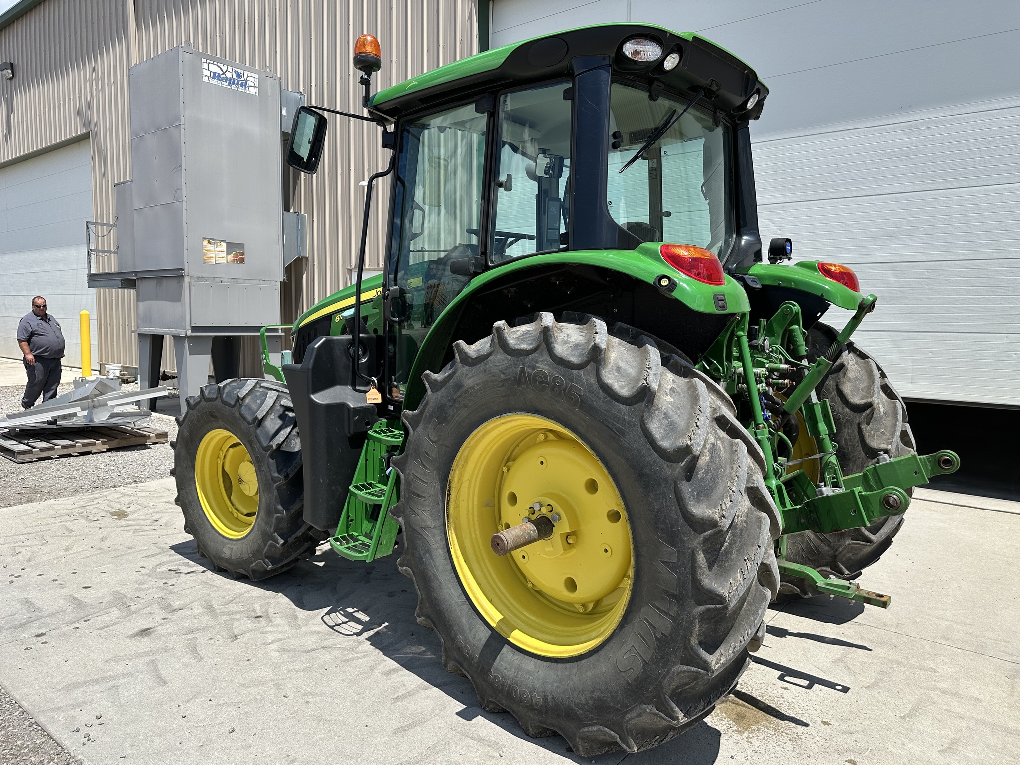 2022 John Deere 6110M Image 3