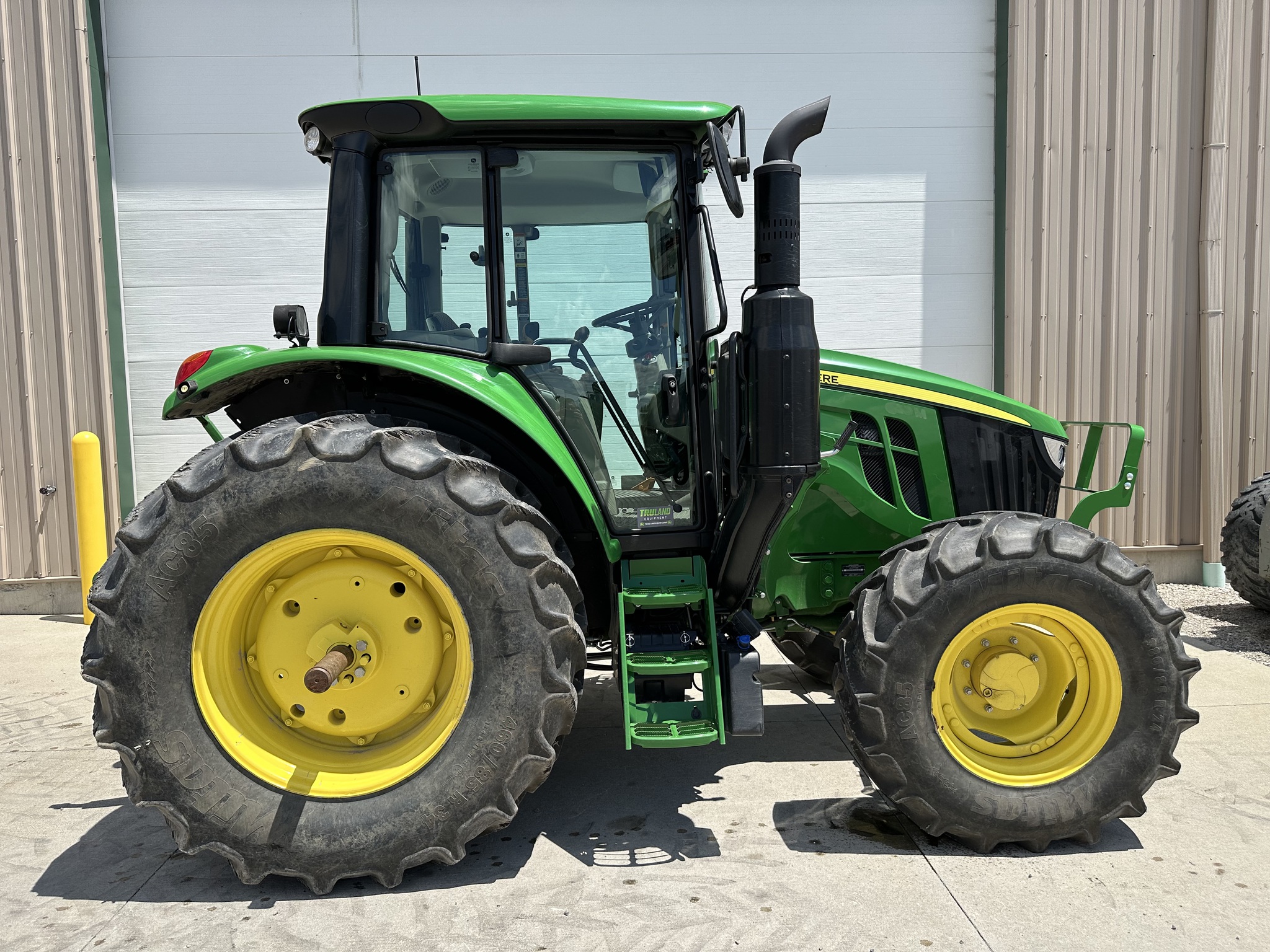 2022 John Deere 6110M Image 6