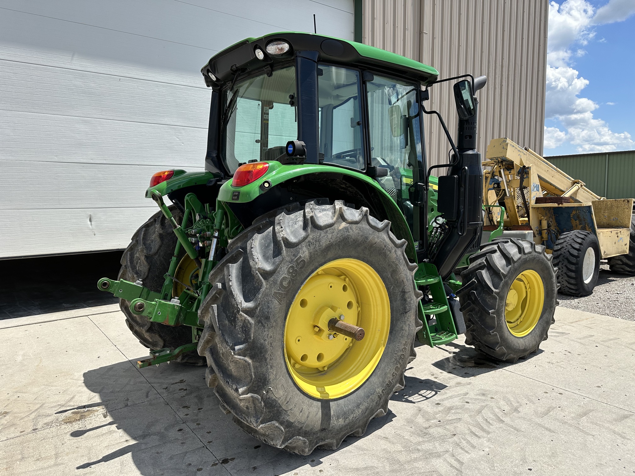 2022 John Deere 6110M Image 5