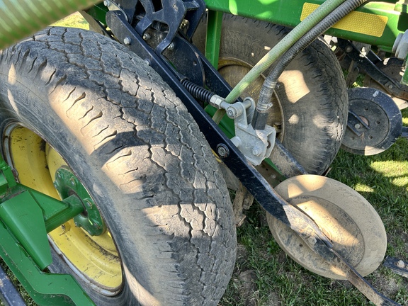 Used 2012 John Deere 1870 Air Drills and Seeders at Horizon Ag & Turf in Westlock, AB - Photo14