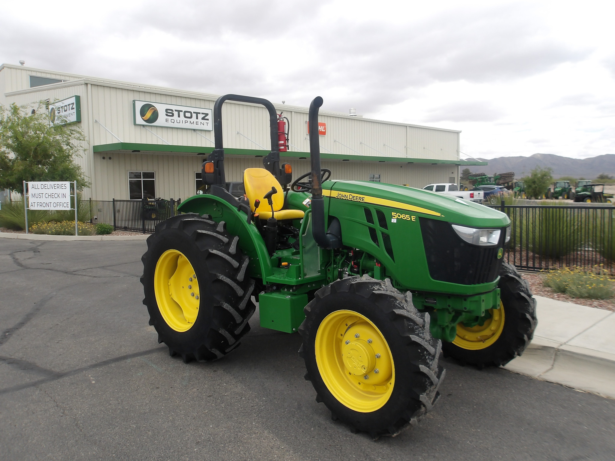 2022 John Deere 5065E Image 2