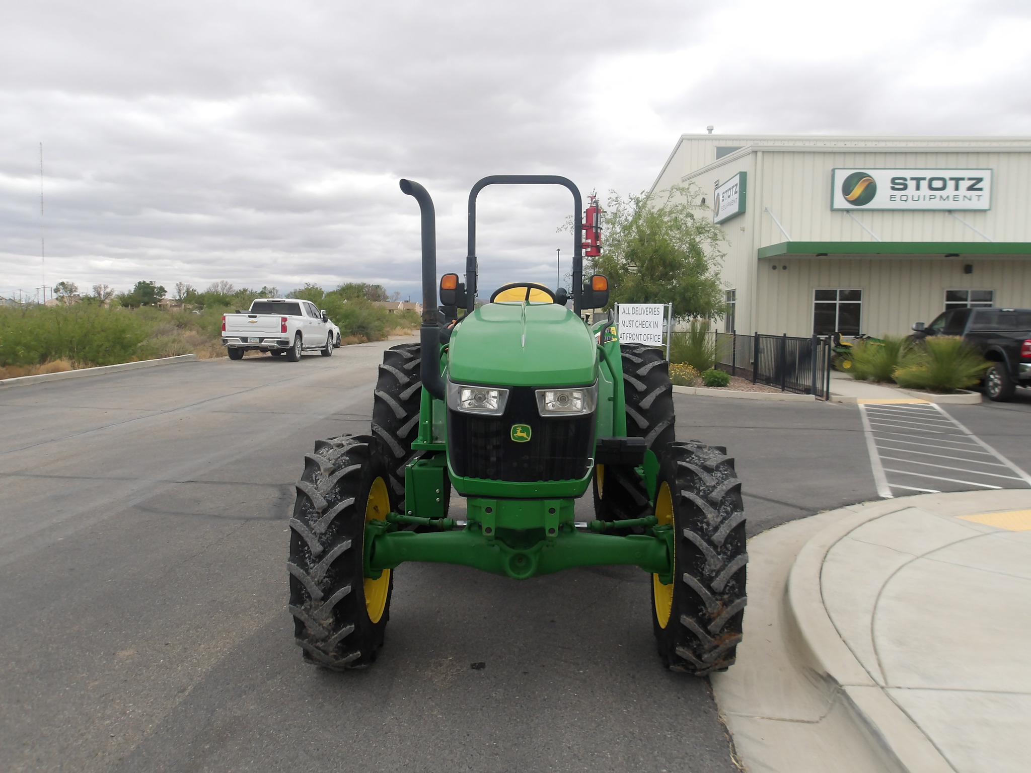 2022 John Deere 5065E Image 3