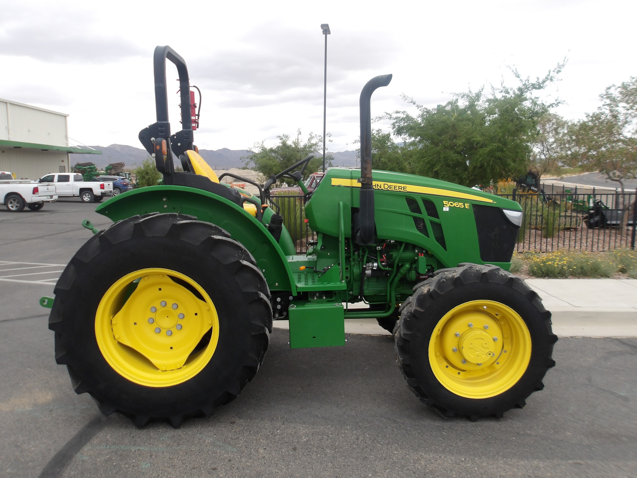 2022 John Deere 5065E Image 4