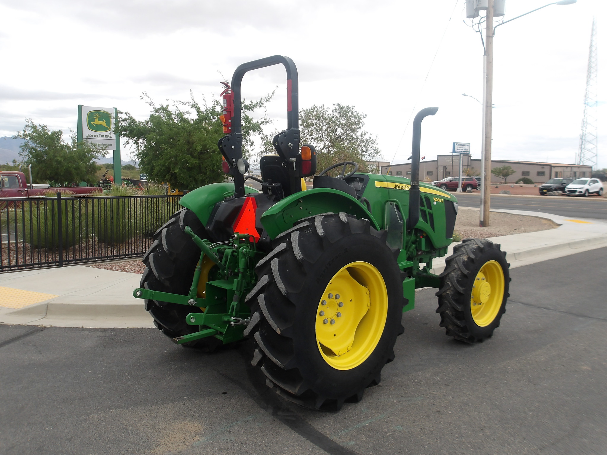 2022 John Deere 5065E Image 5
