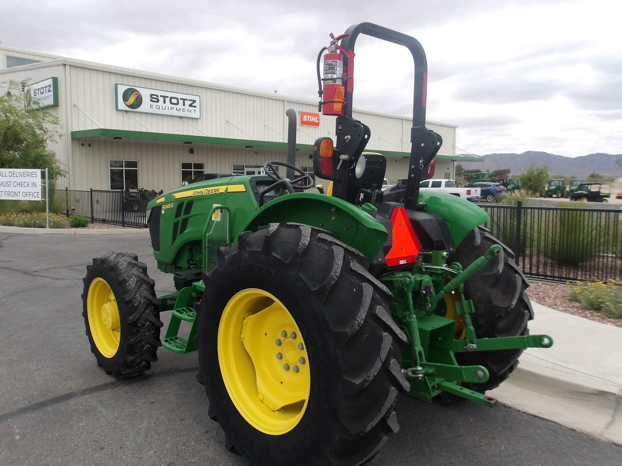 2022 John Deere 5065E Image 6