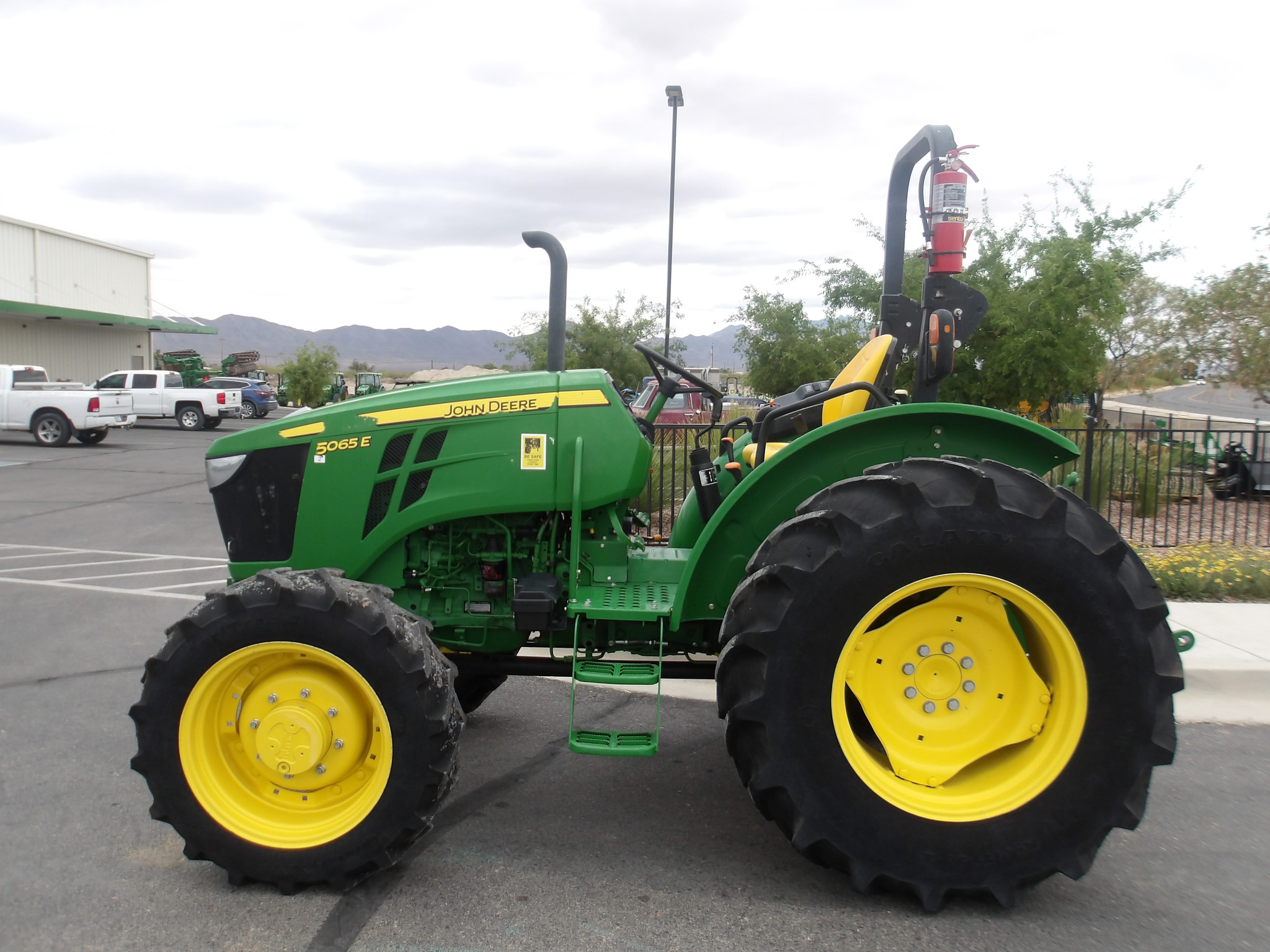2022 John Deere 5065E Image 7