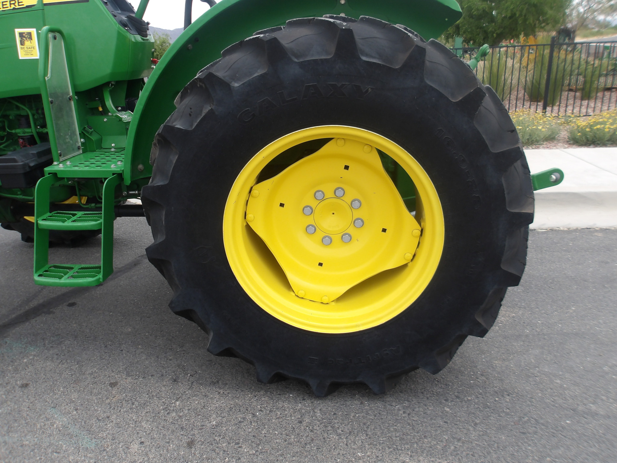 2022 John Deere 5065E Image 17
