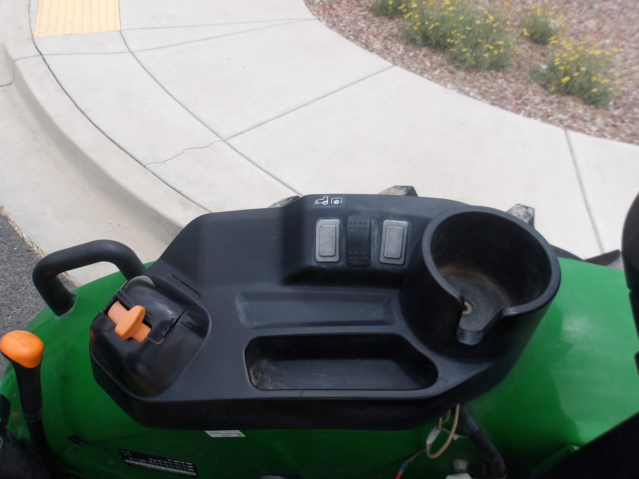 2022 John Deere 5065E Image 22