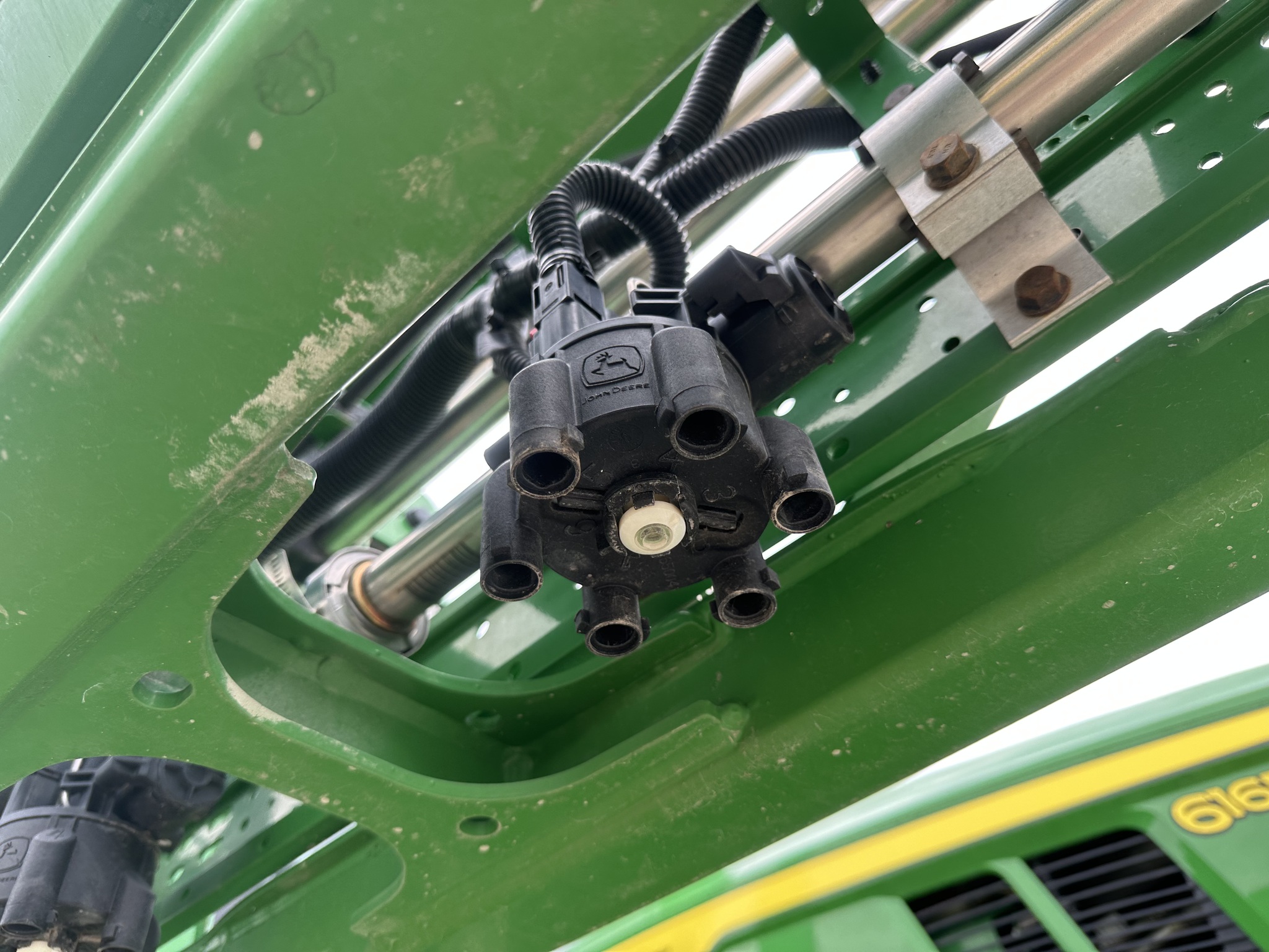 2022 John Deere 616R Image 9