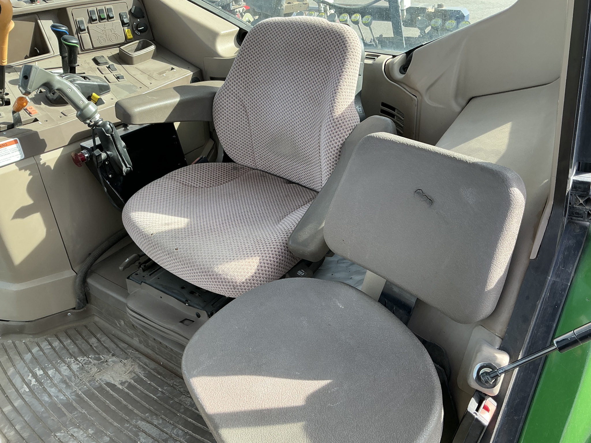 2015 John Deere 6105M Image 19