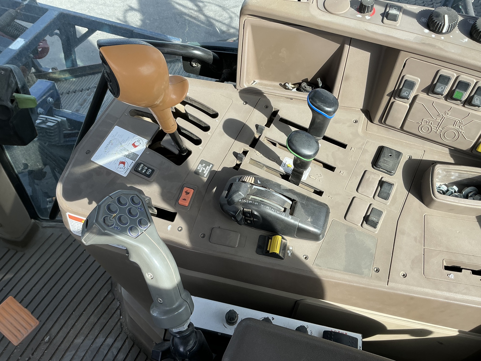 2015 John Deere 6105M Image 27