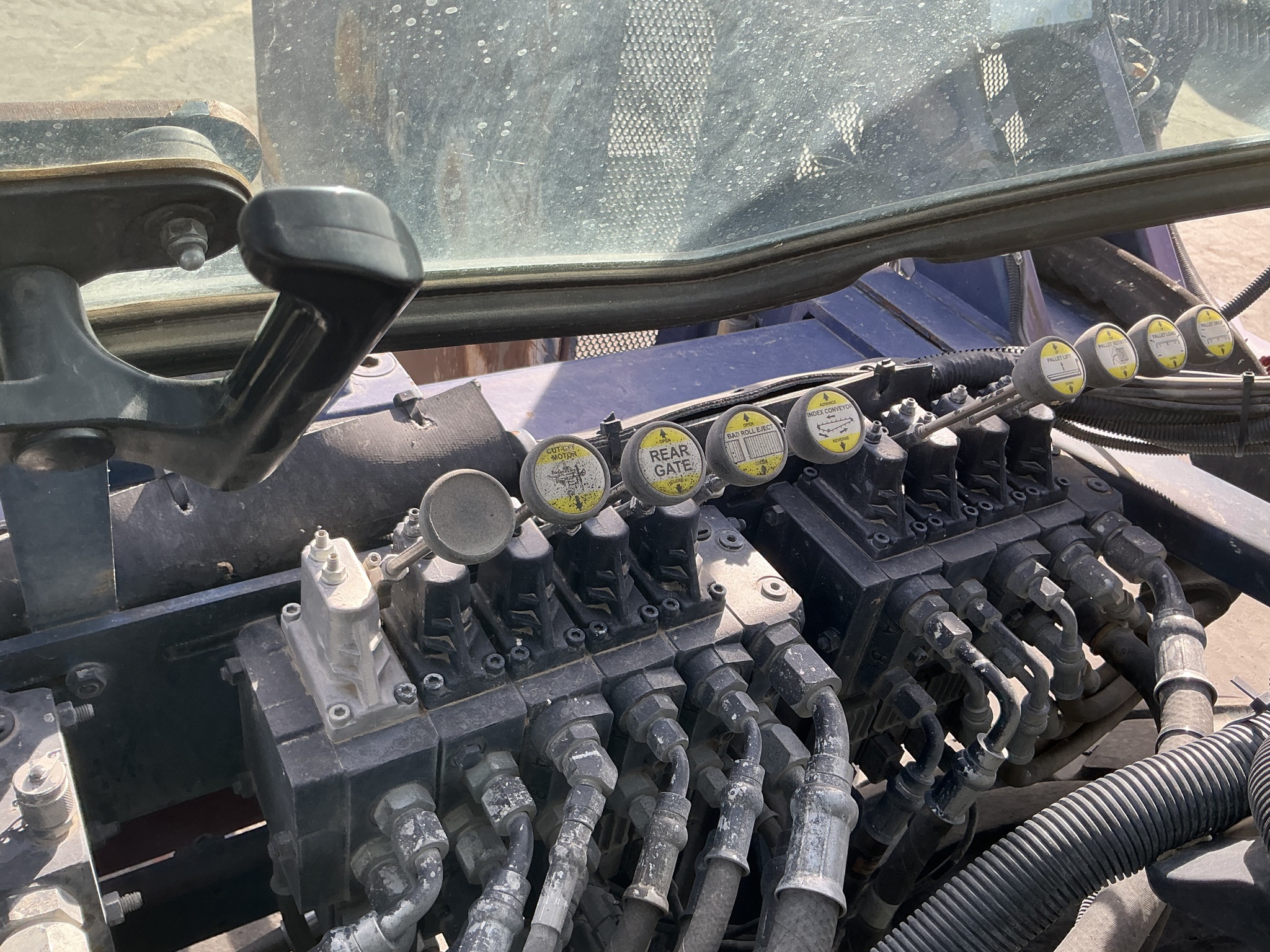 2015 John Deere 6105M Image 24