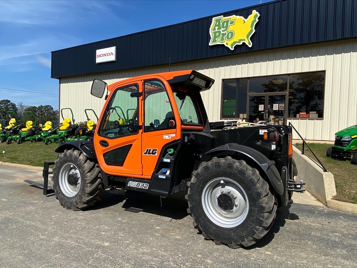2025 JLG 832 Image 3