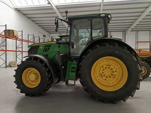 John Deere 6215R