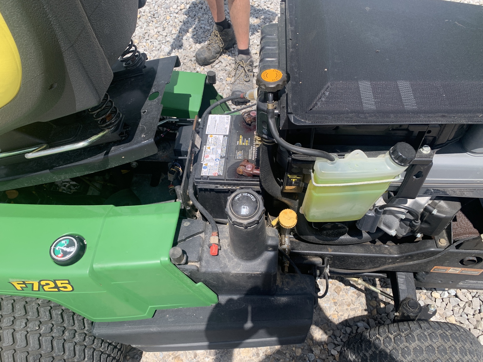 1998 John Deere F725 Image 10