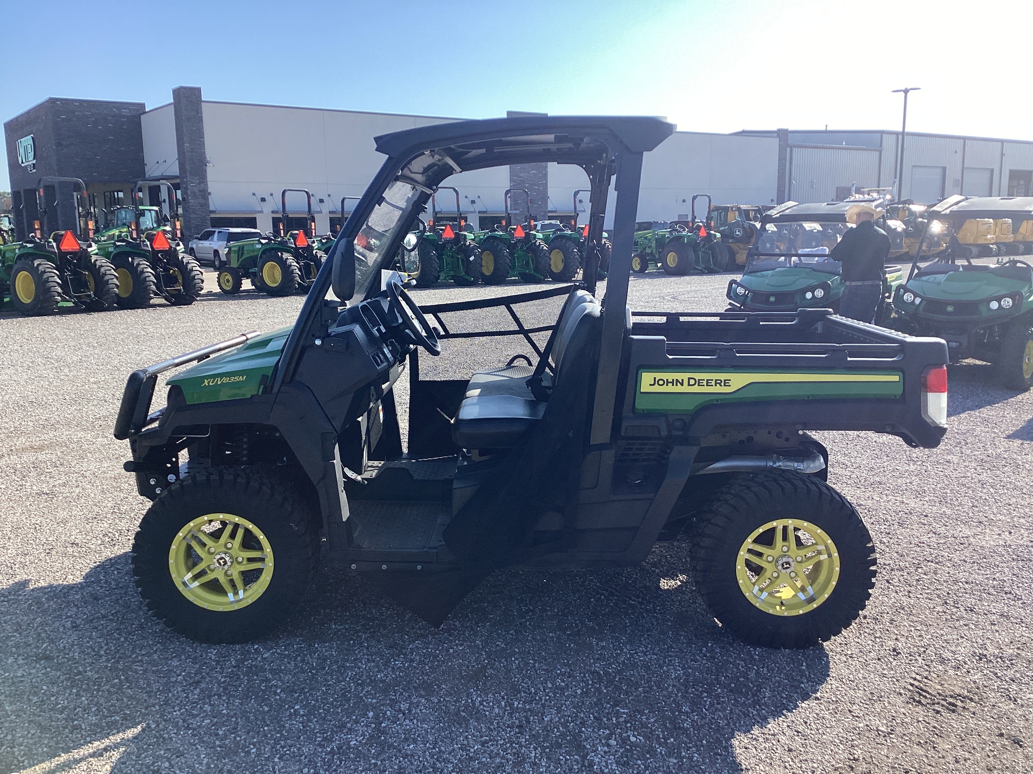 2024 John Deere XUV835M Image 1