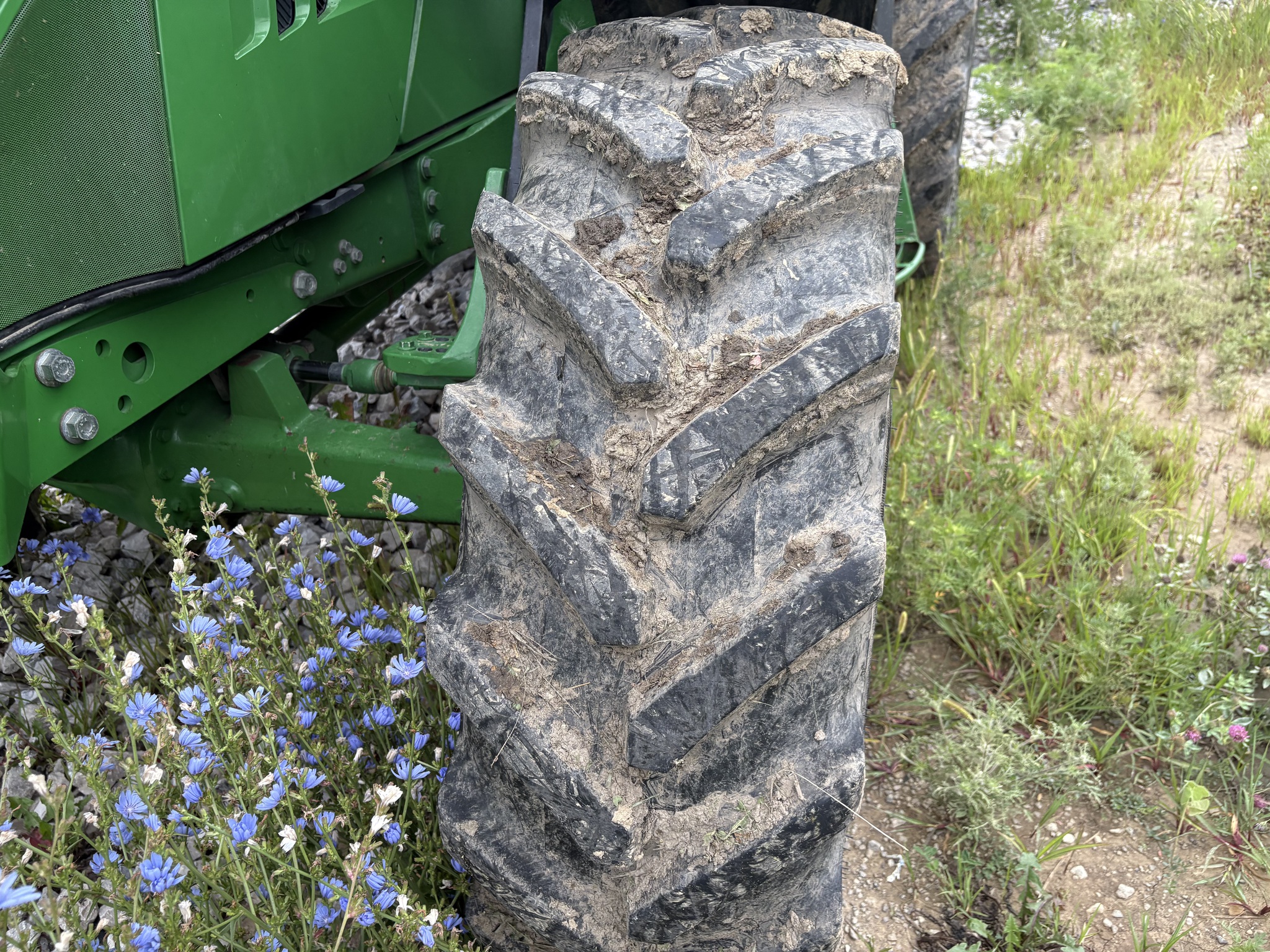 2017 John Deere 6110M Image 17