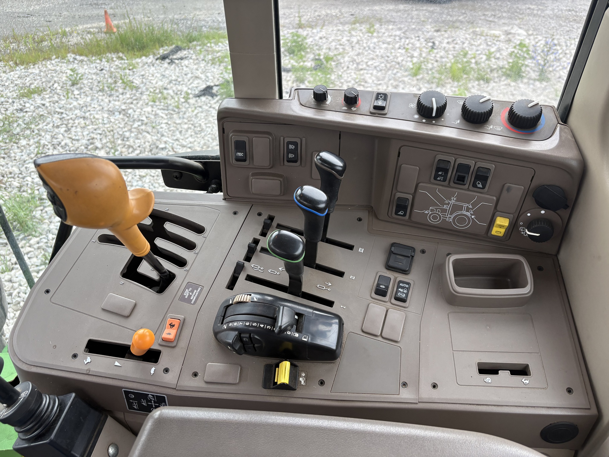 2017 John Deere 6110M Image 24