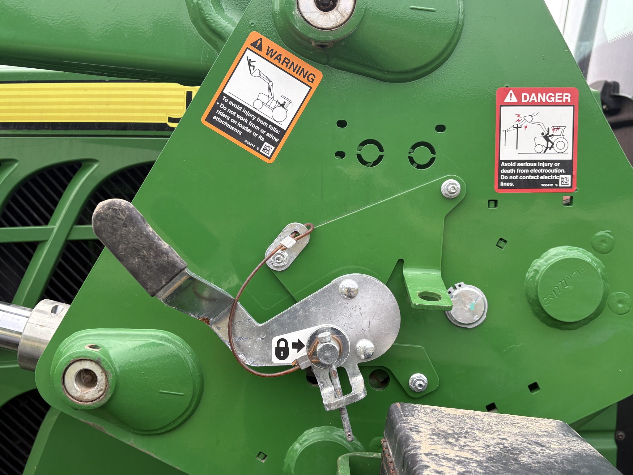 2017 John Deere 6110M Image 33