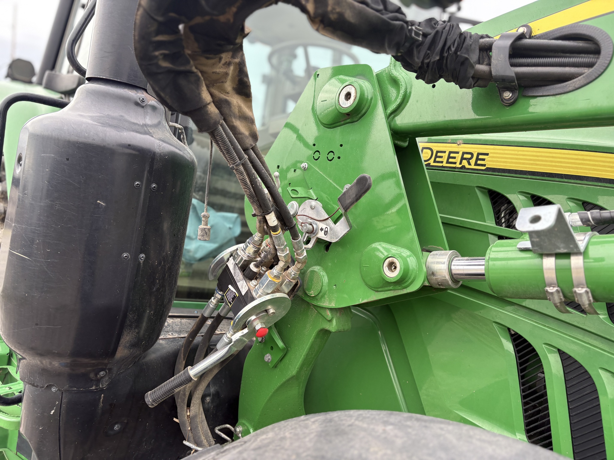 2017 John Deere 6110M Image 39