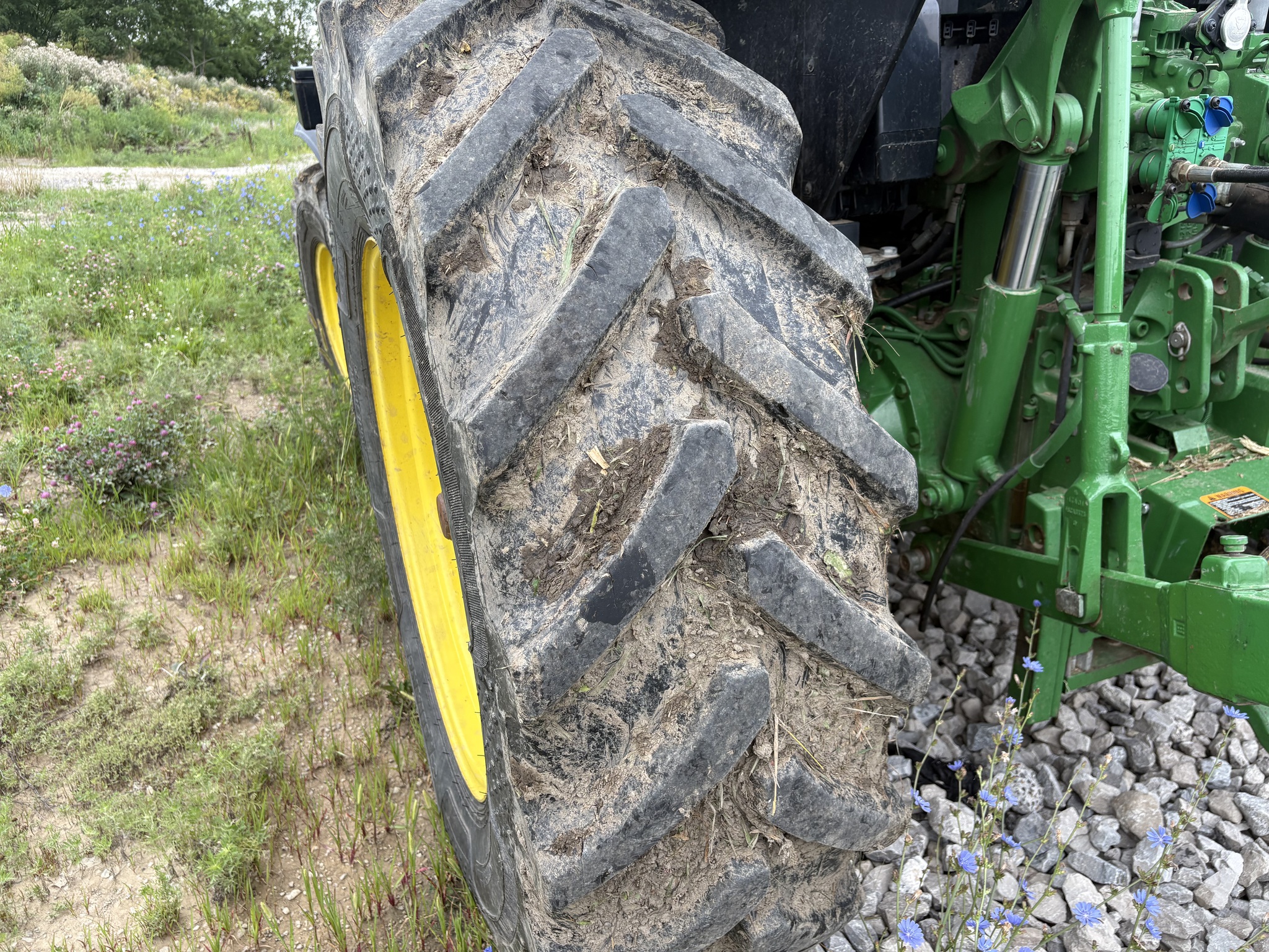 2017 John Deere 6110M Image 15