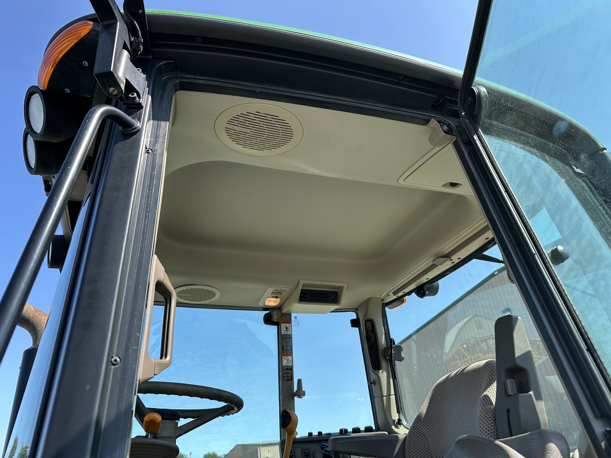 2017 John Deere 6110M Image 23
