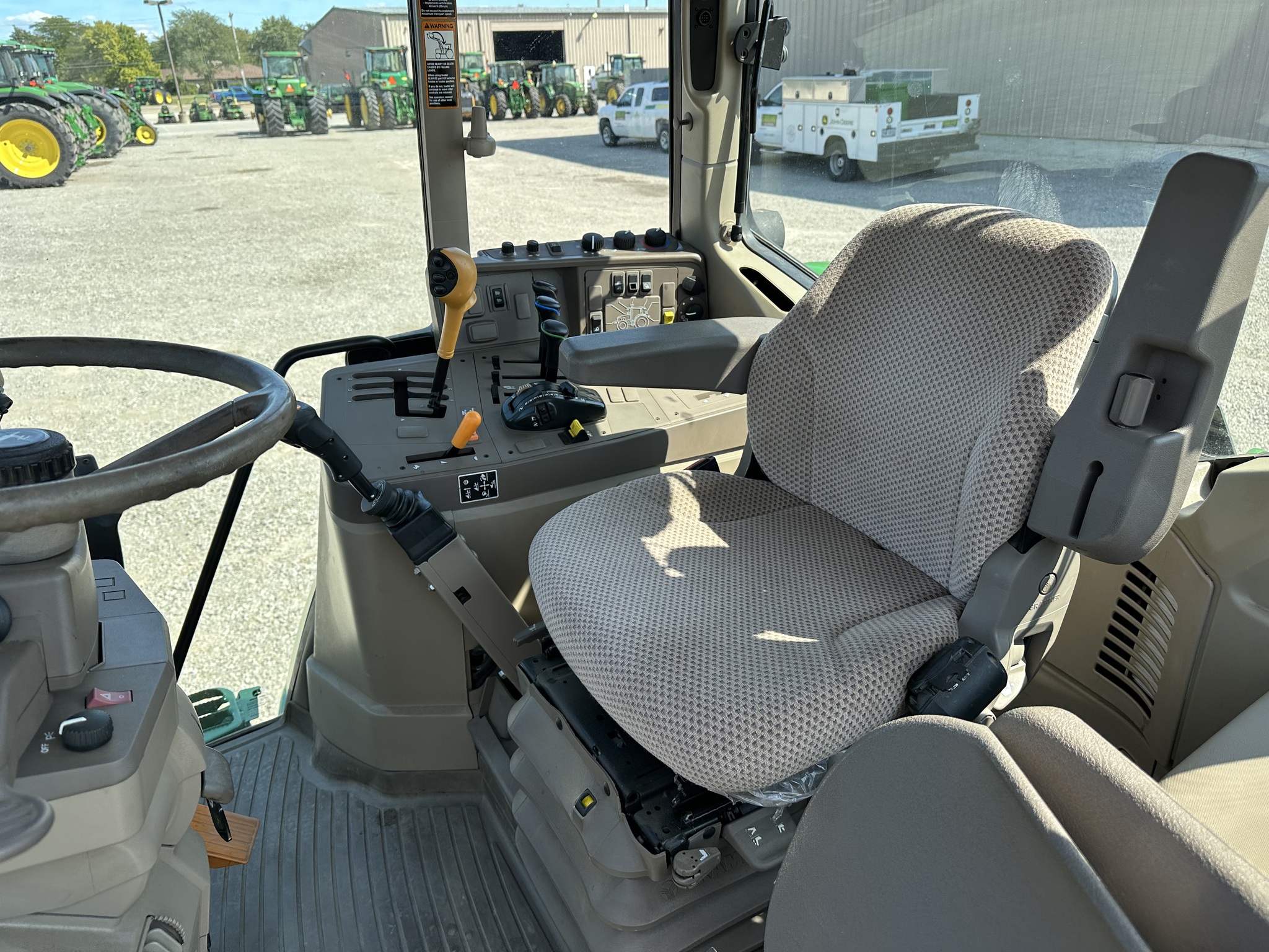 2017 John Deere 6110M Image 22
