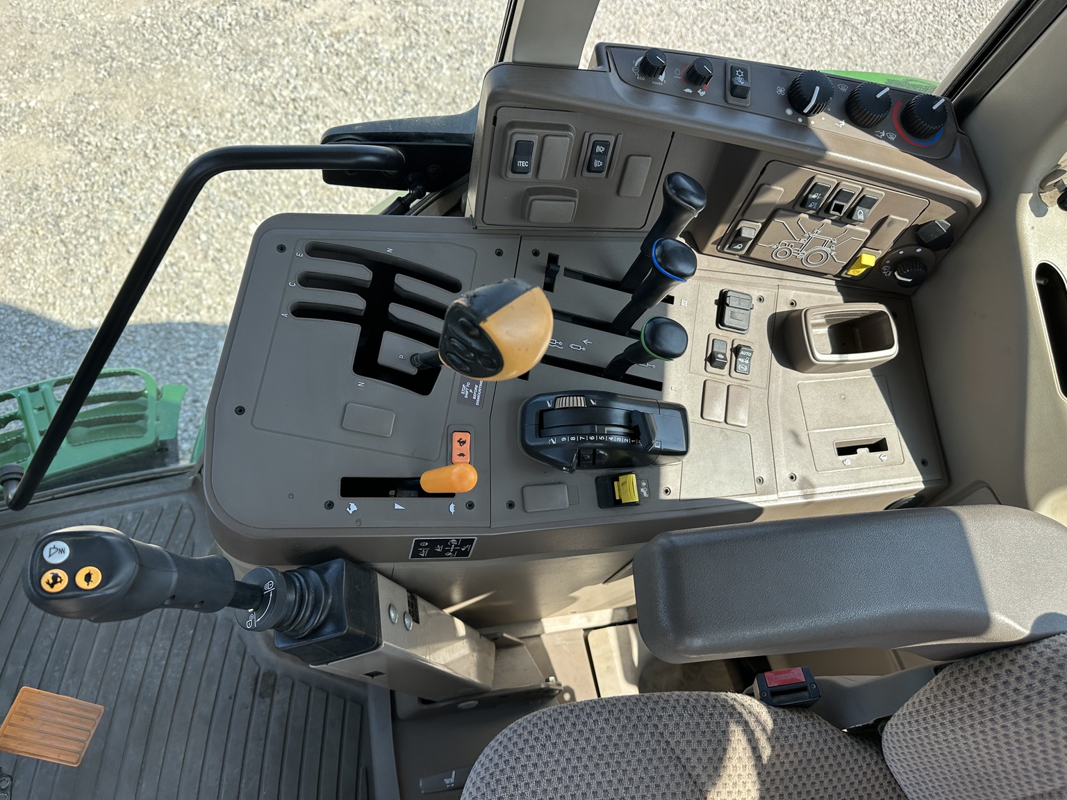 2017 John Deere 6110M Image 21