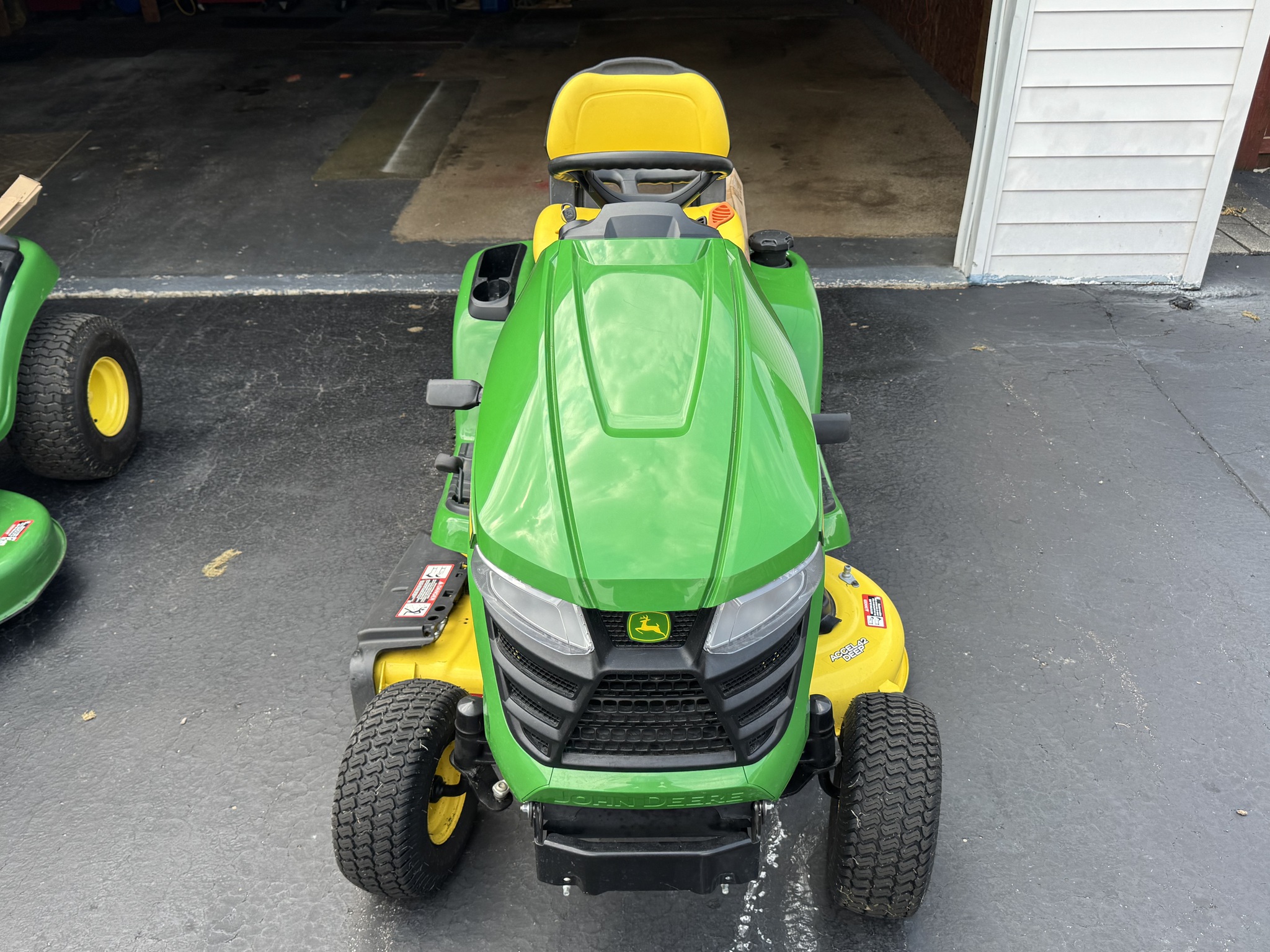 2019 John Deere X330 Image 2
