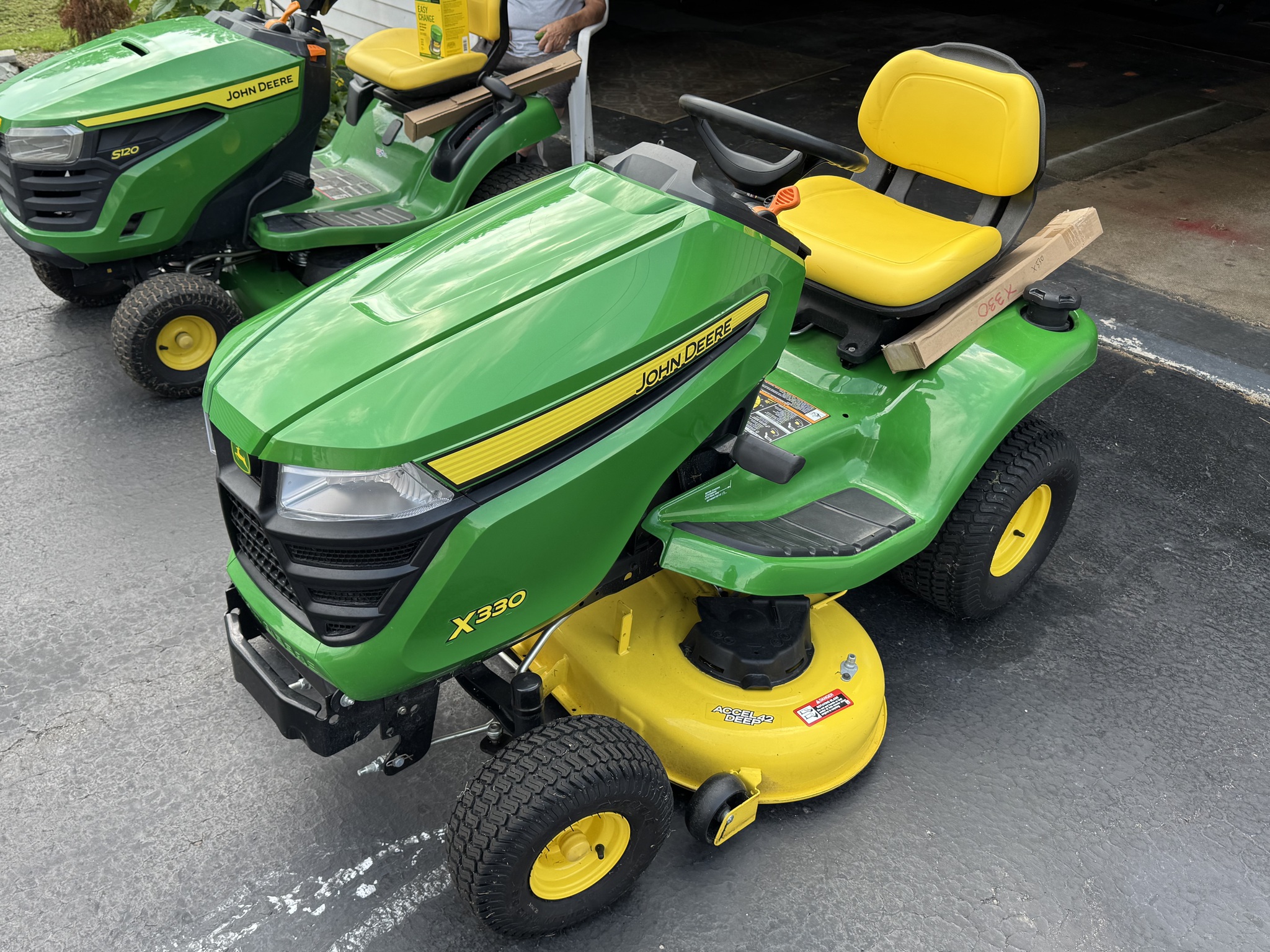 2019 John Deere X330 Image 3