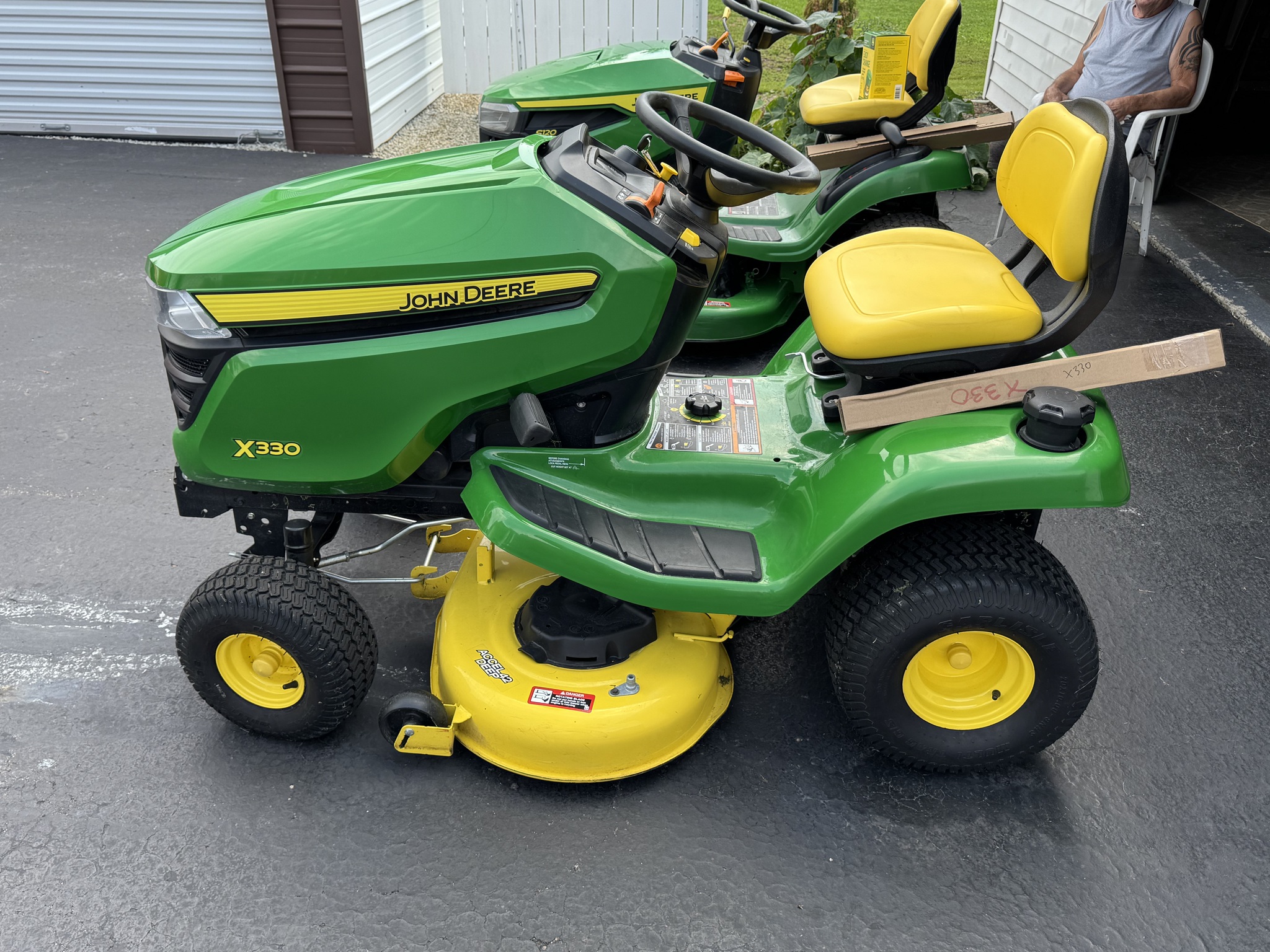 2019 John Deere X330 Image 4
