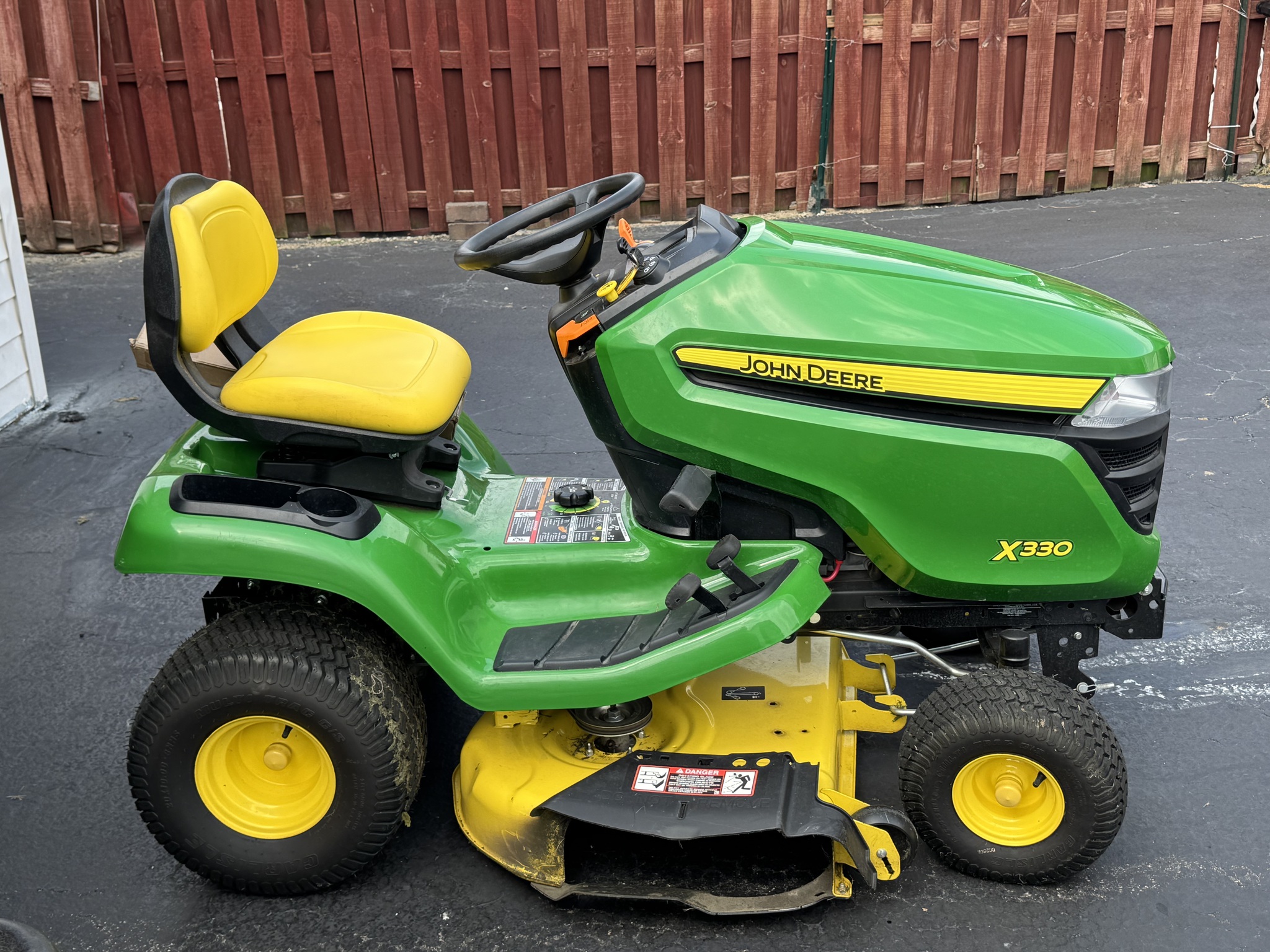 2019 John Deere X330 Image 8