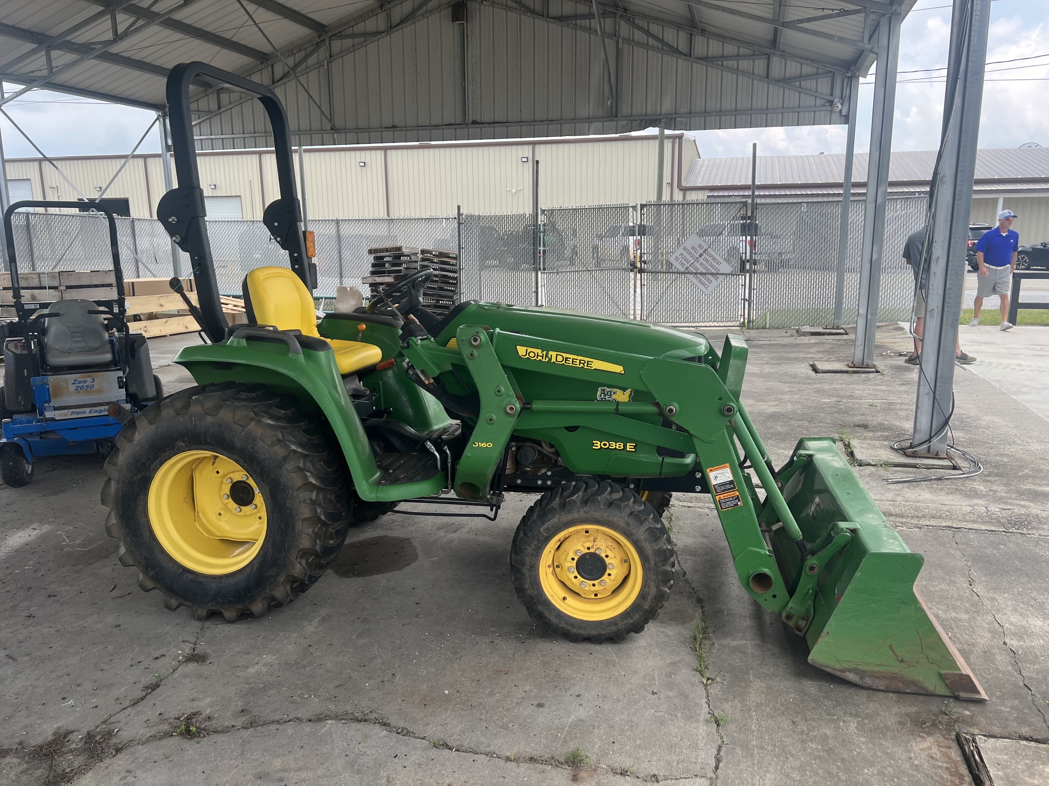 2016 John Deere 3038E Image 3