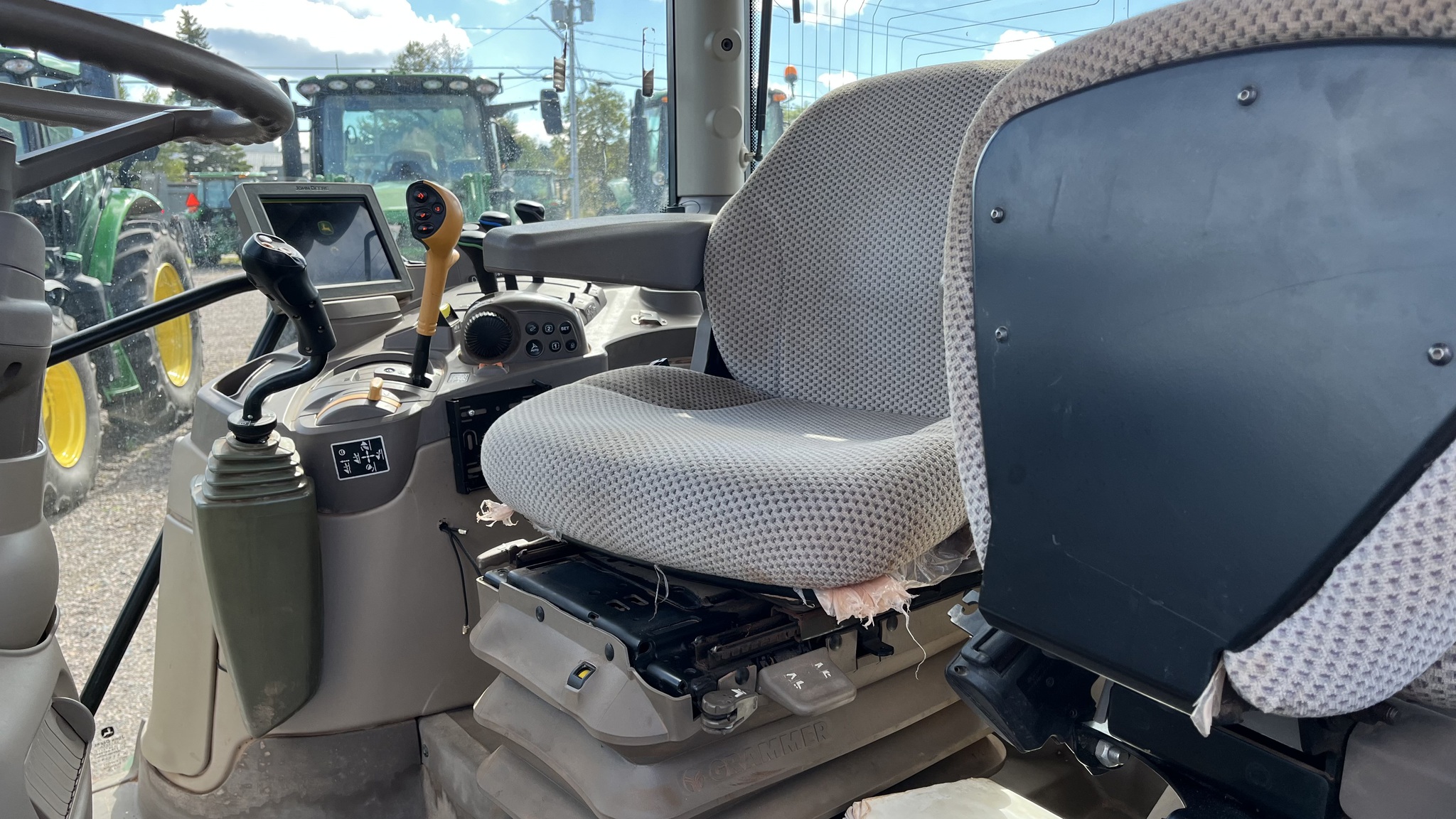 2018 John Deere 6120R Image 6