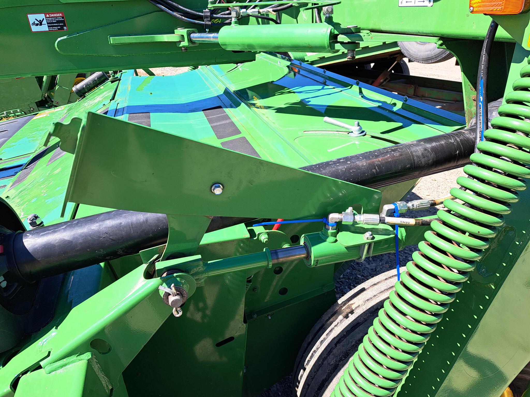 2019 John Deere 835 Image 3