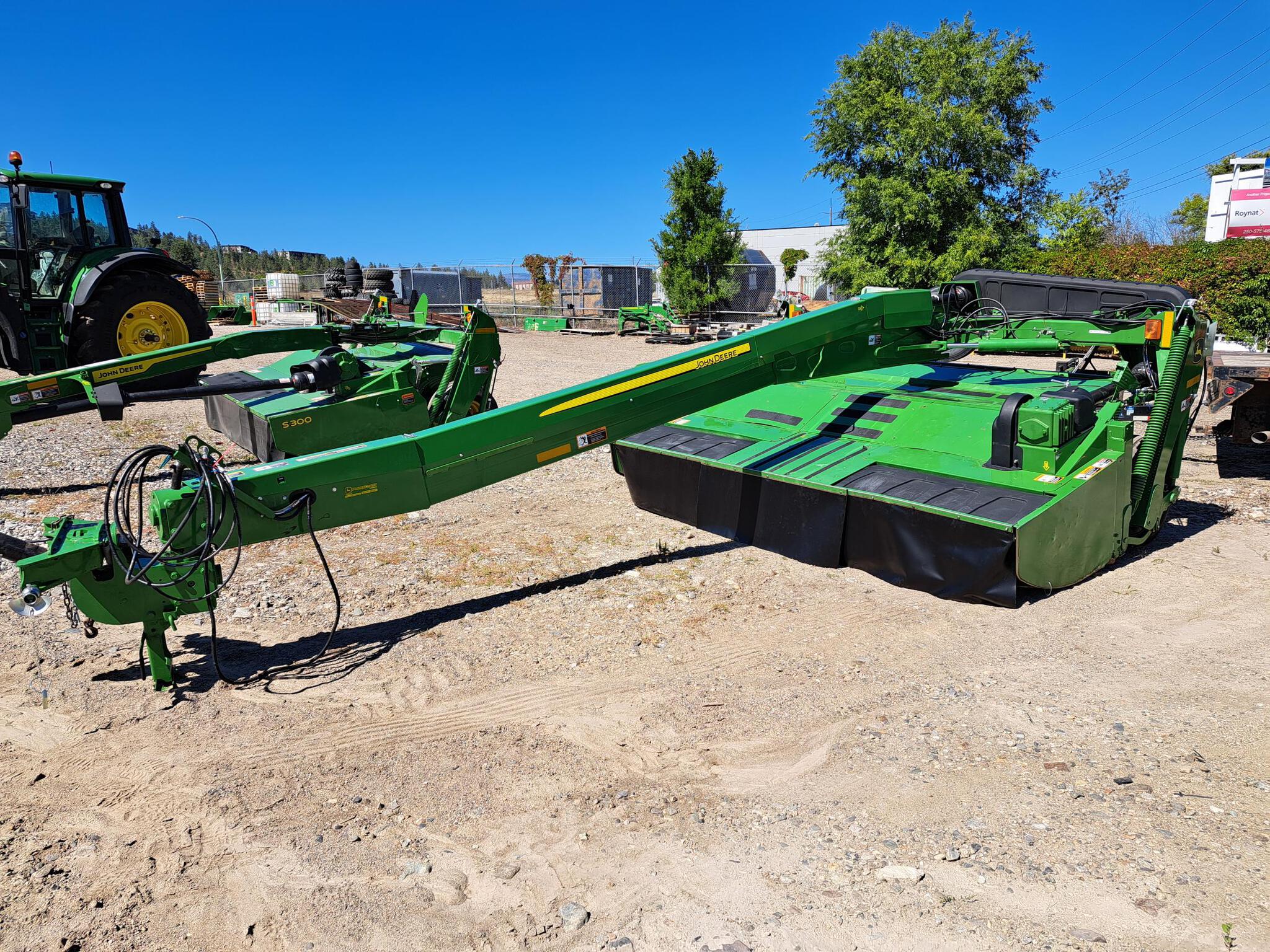 2019 John Deere 835 Image 2