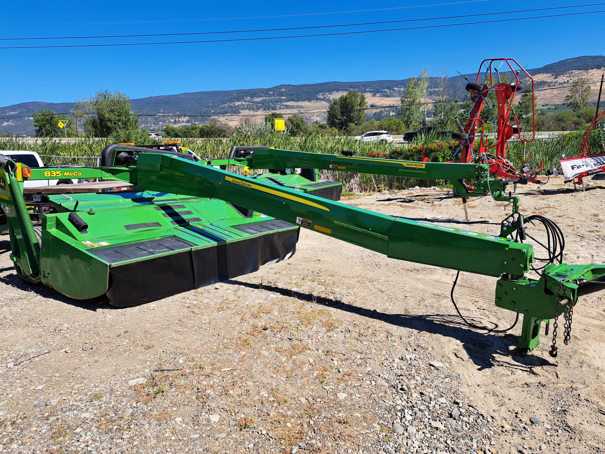 2019 John Deere 835 Image 1
