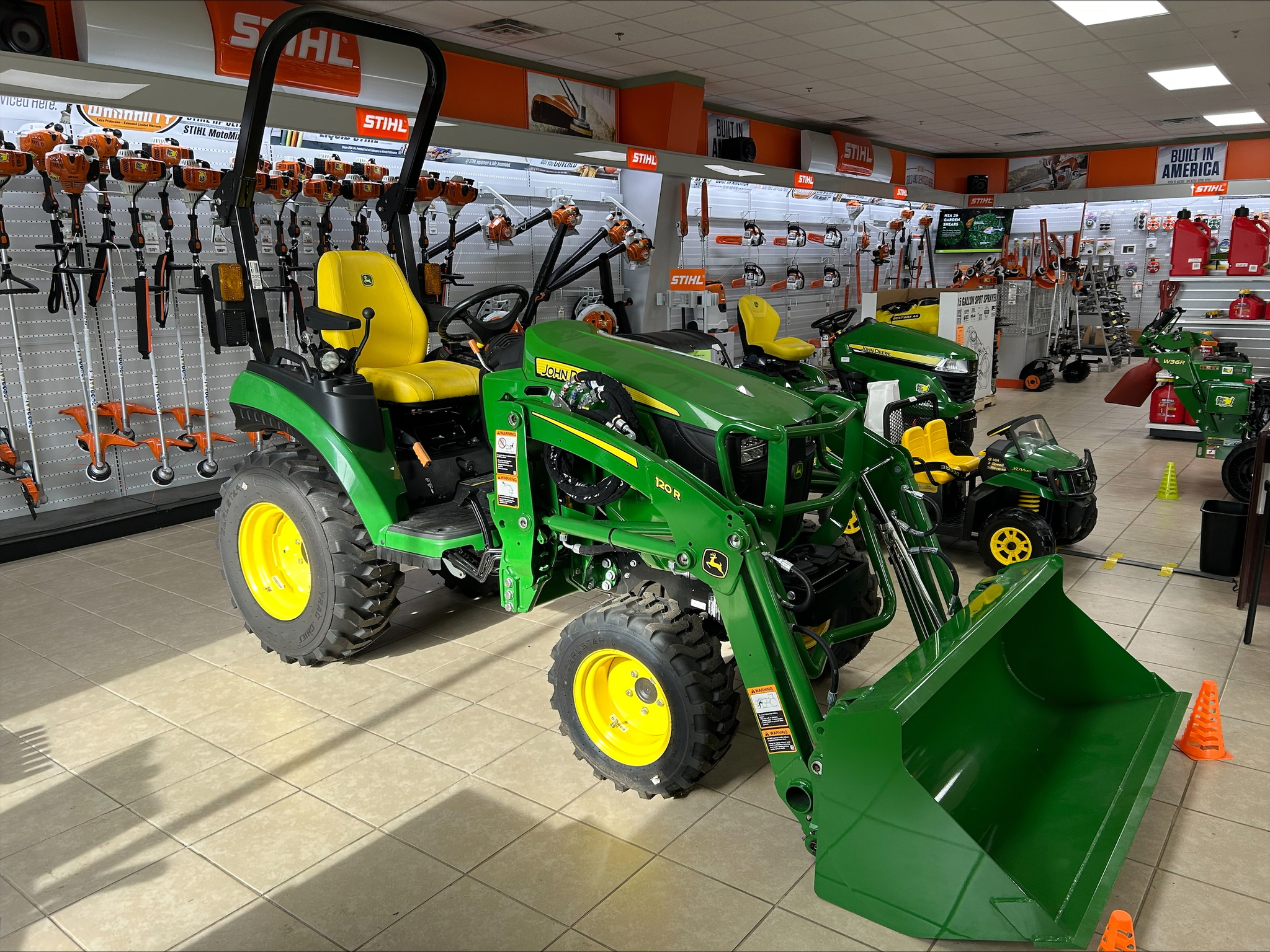 2024 John Deere 2025R Image 3