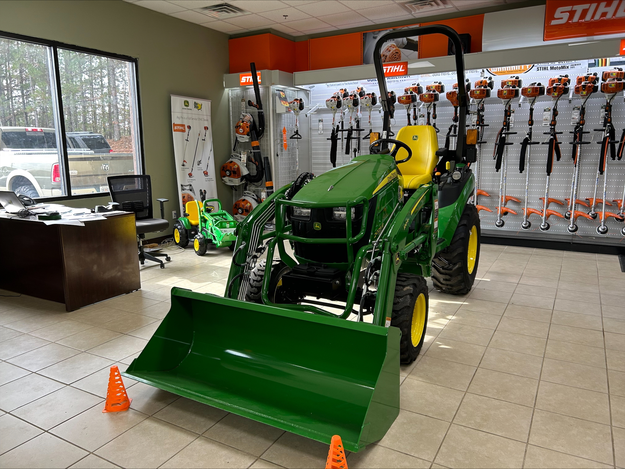 2024 John Deere 2025R Image 2