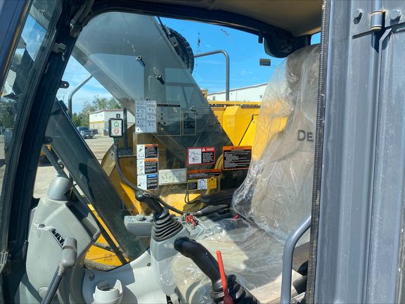 2017 John Deere 245G LC