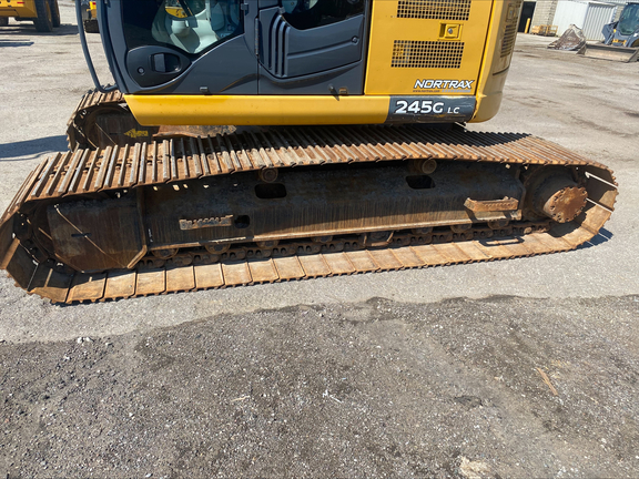 2017 John Deere 245G LC