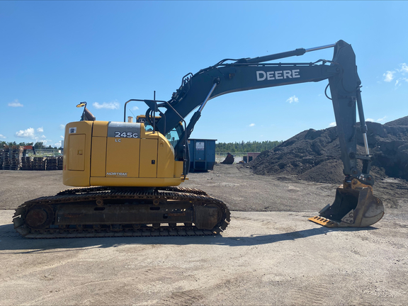 2017 John Deere 245G LC