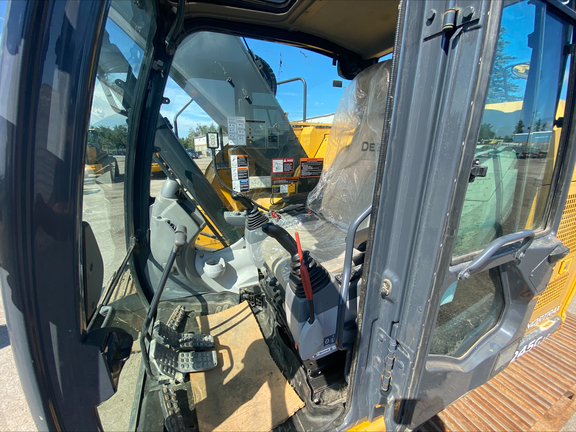 2017 John Deere 245G LC