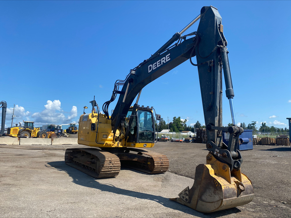 2017 John Deere 245G LC
