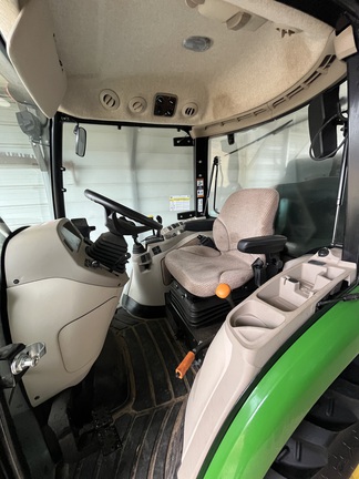 2024 John Deere 3039R Photo 6