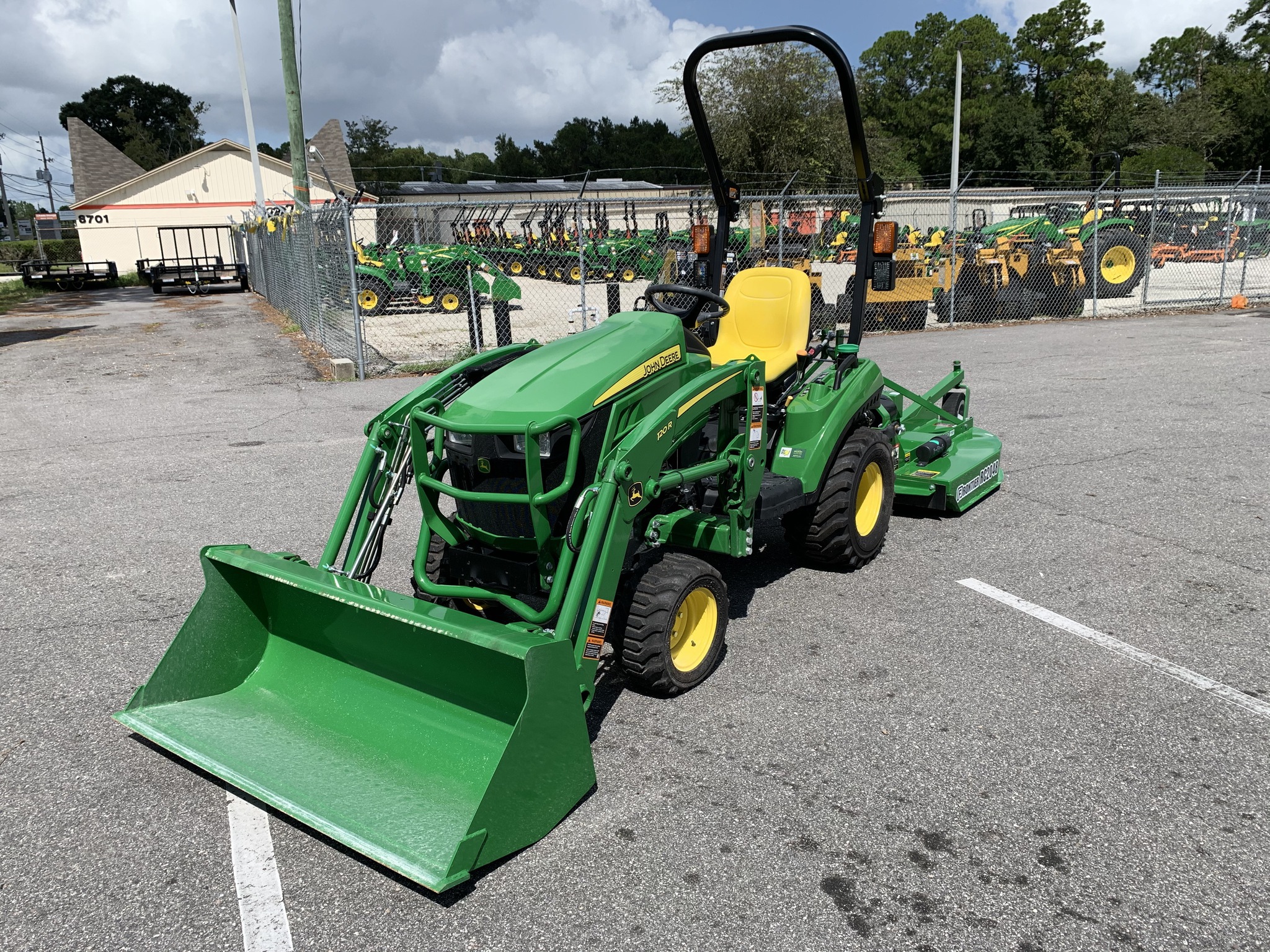 2025 John Deere 1023E Image 3