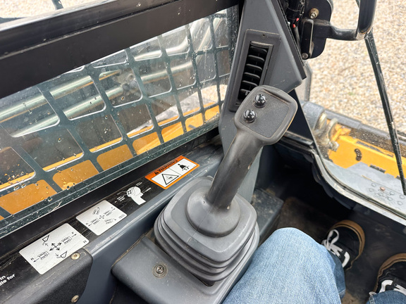 2011 John-Deere 328D