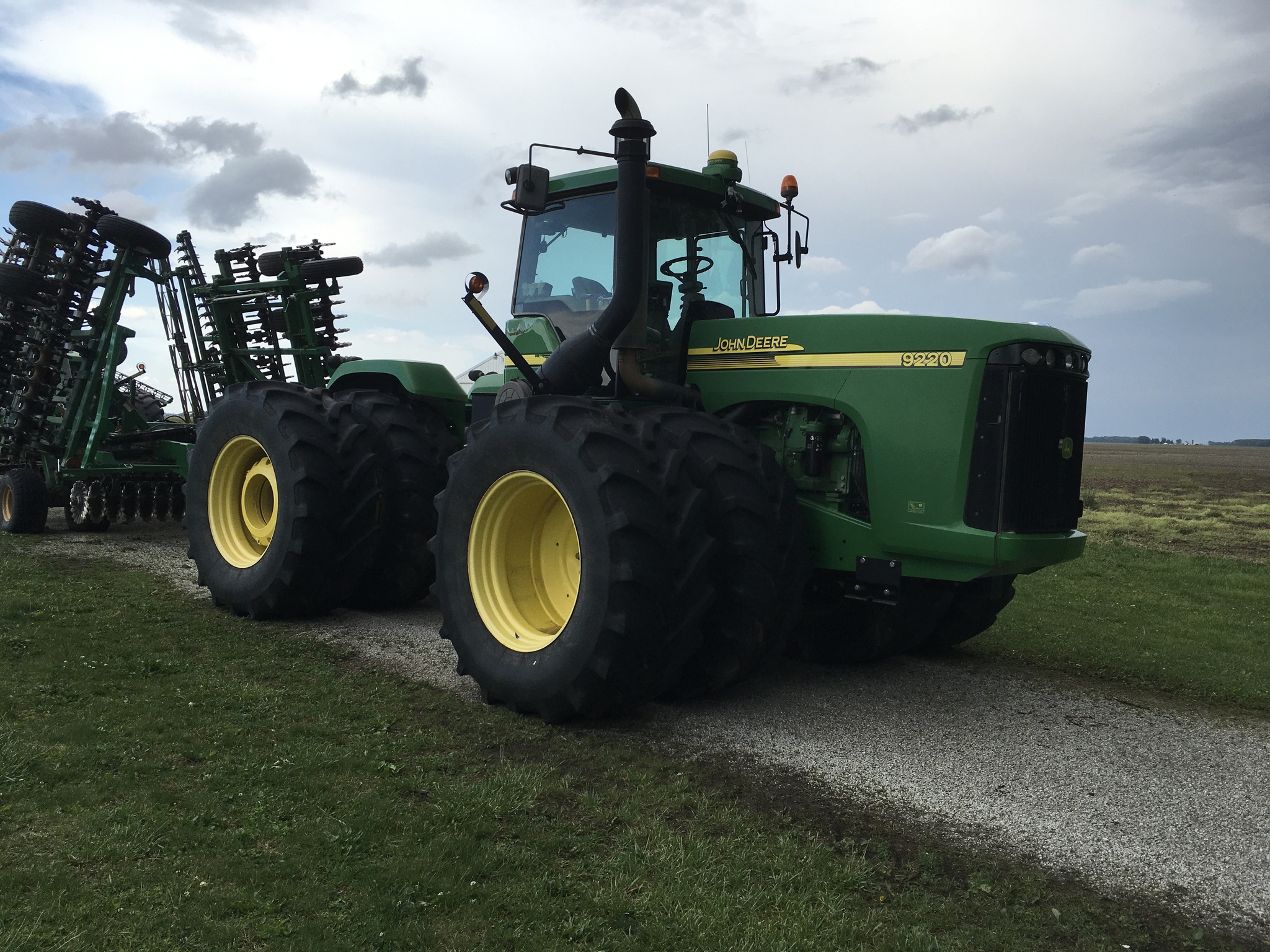 2004 John Deere 9220 Image 2