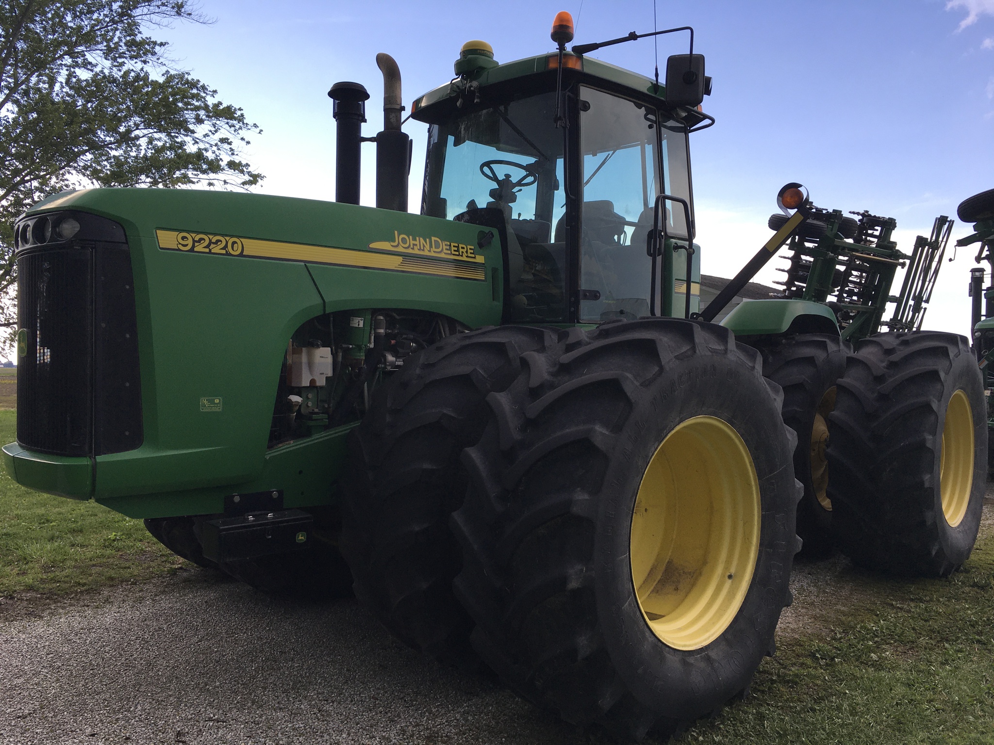 2004 John Deere 9220 Image 1